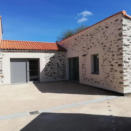 La Borderie - Maison Des Randonnees - étape - De Groupe Vairé